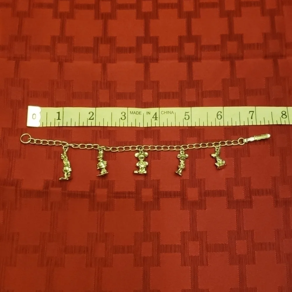 Bracelet 5 Disney characters.